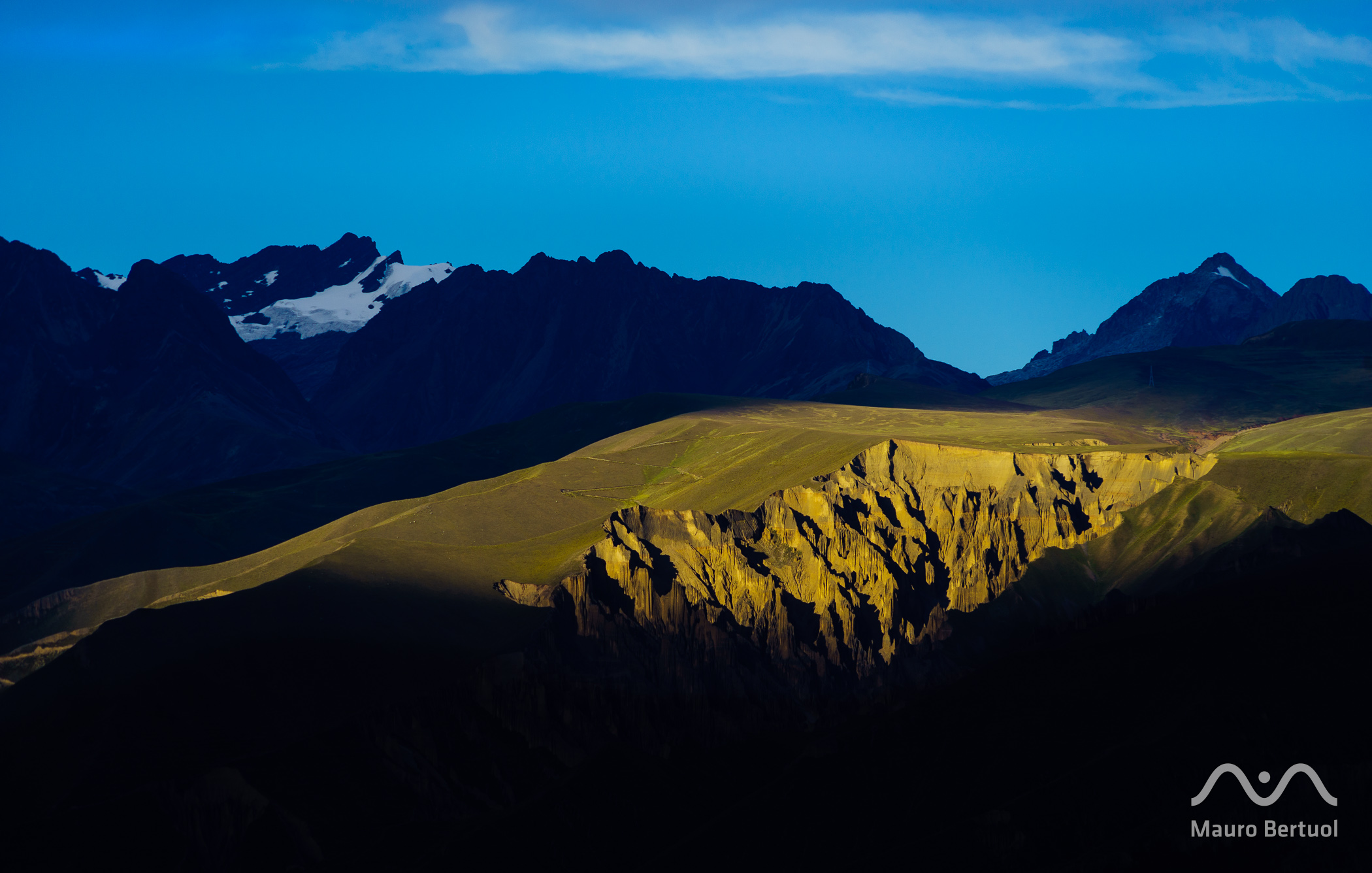 Sun and shadow on a mountain, La Paz